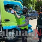Hari Ke-12, Ops Zebra Sat Lantas Polres Sinjai Bagi Brosur Protkes