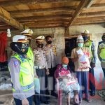 Kasat Lantas Polres Gowa Dampingi Direktorat Lalu Lintas Polda Sulsel Bagikan Beras Kepada Tuna Rungu