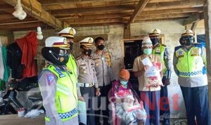 Kasat Lantas Polres Gowa Dampingi Direktorat Lalu Lintas Polda Sulsel Bagikan Beras Kepada Tuna Rungu
