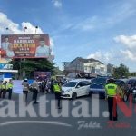 Peringati Hari Pahlawan, Personil Sat Lantas Polres Gowa Ajak Pengendara Mengheningkan Cipta di Traffic Light