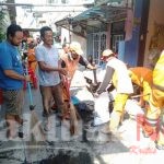 Warga Bersama Aparat Kelurahan Bersih Bersih Lingkungan 
