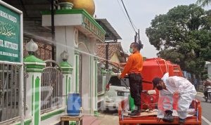 BPBD Serang Semprotkan Disinfektan di Desa Kadikaran