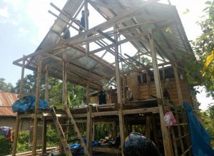 Program Bedah Rumah, Kades Rappolemba Turut Bekerja Bantu Warga