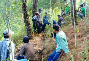Bhabinkamtibmas Polsek Tompobulu Bantu Warga Pasang Pipa Air Bersih