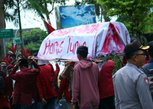 Demonstrasi IMM Mataram Tuntut Jokowi-JK Harus Turun Tahta