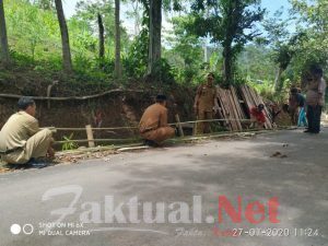 Kepala Desa Julumate,ne Memimping Langsung Stafnya Pembuatan Pagar Persiapan Supervisi