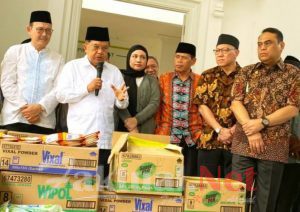 Serian Wijatno Wasekjen DMI Pusat Dampingi HM. Jusuf Kalla Ketua DMI Serahkan Bantuan Program DMI Peduli Kebersihan Masjid
