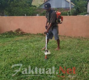 Peduli Kebersihan Kantor Desa Rappoala, Sekdes bersama Kadus Membersihkan Halaman Kantor
