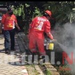 Relawan Ning Lia Gelar Penyemprotan di Tapal Batas Kota Surabaya