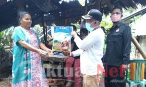 Lawan Covid-19, KPU Wakatobi Beri Bantuan Beras Ke Warga Terdampak