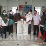 Camat Dan Ketua Tim Penggerak PKK kecamatan Tompobulu Salurkan Masker Secara Simbolis