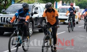 Peduli Warga Miskin, Polisi Bintang Dua Ini Keliling Bagi Sembako Gratis