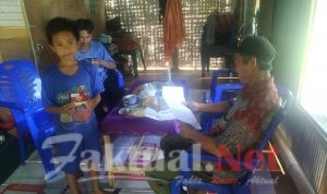 Wali Kelas SD Inpres Tanapangkaya Bontolempangan, Dor To Dor Bagikan Kartu Data