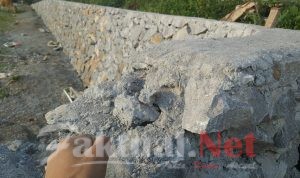 Di Duga Asal Kerja, Pemuda Kelurahan Cikoro Keluhkan Talud Yang di Kerjakan CV.Bontolempangan