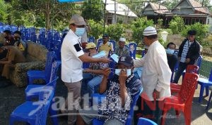 Reses Ditengah Pandemi, Anggota DPRD PKS H. Rate Bagi-Bagi Telur dan Masker