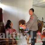 Kapolres Sinjai Beri Kejutan Ibu Kandungnya