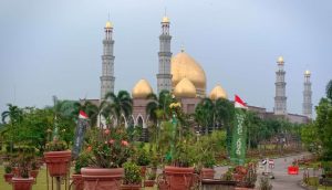 Kristal Dan Emas 24 Karat Jadi Pelapis Kubah Masjid Dian Al Mahri Di Depok