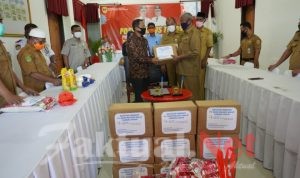 PT. Bank Maluku-Malut Serahkan Sejumlah Bantuan Ke Tim Satgas Covid-19 Tikep