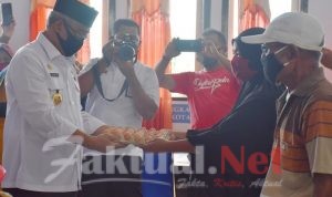 Walikota Tikep Bersama Tim Gugus Tugas Covid-19 Salurkan Bantuan Ke Masyarakat