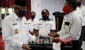 Walikota Tidore Serahkan 10.245 Masker Di Dua Kecamatan