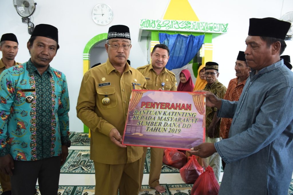 Walikota Serahkan Bantuan 5 Unit Ketinting ke Desa Maregam