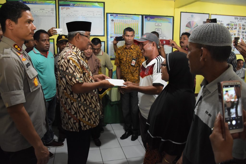 Walikota Serahkan Bantuan Ke Warga Yang Mengalami Kerusakan Rumah