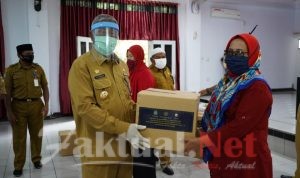 Walikota Tidore Serahkan 424 Paket Bantuan Parekraf