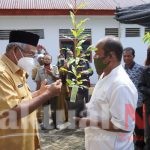 Walikota Tidore Serahkan Sejumlah Bibit Pala Dan Cengkeh Ke Petani