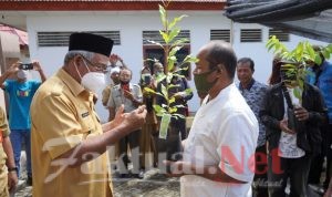 Walikota Tidore Serahkan Sejumlah Bibit Pala Dan Cengkeh Ke Petani
