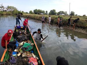 Peduli Sampah, Karang Taruna Marannu  Bersihkan Sungai