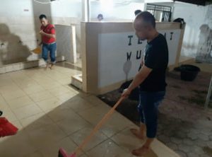 Bukan Pencitraan, Ketua DPRD Pesisir Selatan Bersihkan Toilet Masjid di Kota Padang Saat Singgah Sholat Magrib
