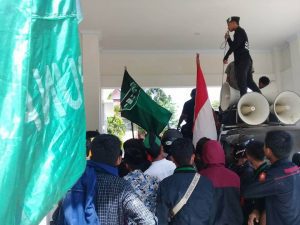 HMI Se-Komisariat Cabang Kendari Minta Jokowi Mundur Sebagai Presiden