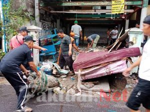 Warga dan Petugas Kerja Bakti di Kebon Bawang