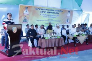 Rakor di Kecamatan Lainea, Bupati Konsel Salurkan Kartu Asuransi Nelayan dan Alat Tangkap Ikan
