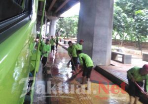 Tanah Merah Sisa Genangan di Jl Yos Sudarso Dibersihkan